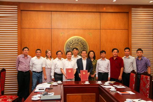 Tổng cục trưởng TCDL Nguyễn Văn Tuấn cùng đại diện các Vụ, đơn vị thuộc TCDL, các thành viên TAB và Dự án EU – ESRT chứng kiến lễ ký